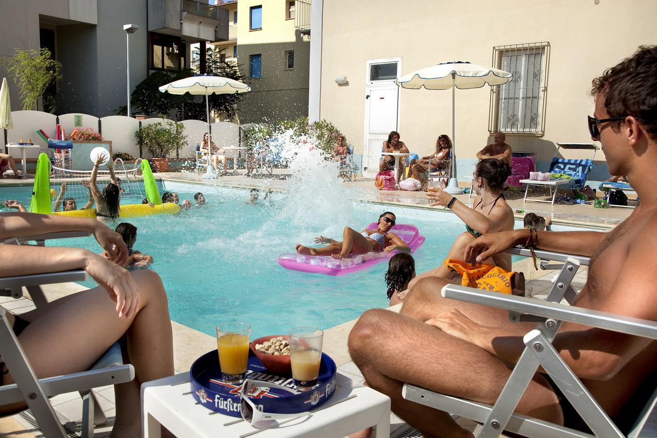 Hotel Acquario Rimini Bagian luar foto